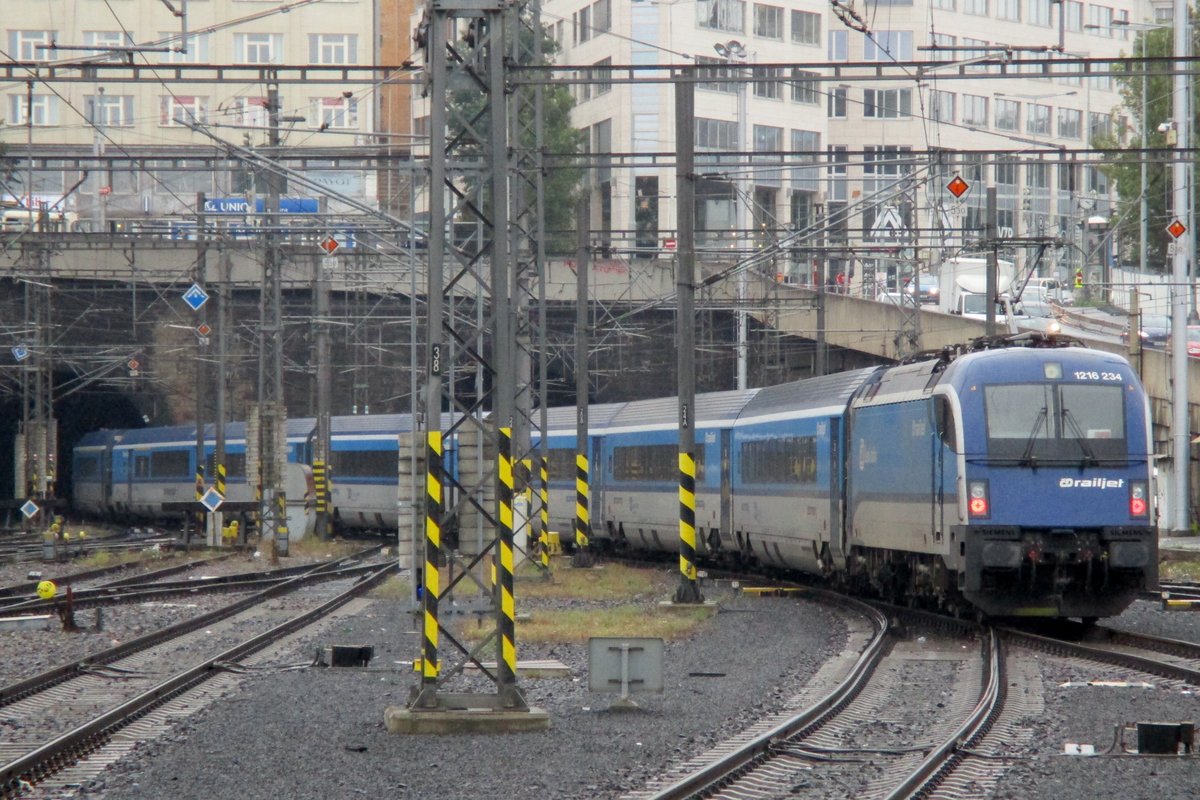 RailJet mit 1216 234 verlsst am 24 September 2017 Praha hl.n.