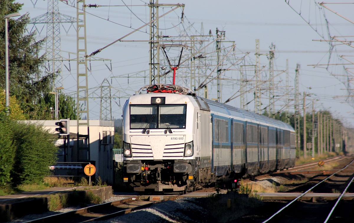 RAILL 193 682-2 mit EC 174 Prag -Flensburg aufgenommen in Jübek bei Schleswig. 11.08.2022