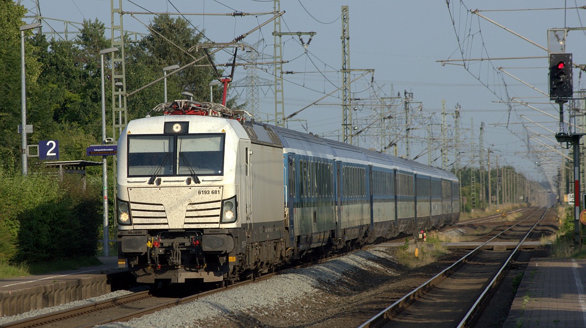 RAILL/CD 6193 681-4 mit dem EC 174 aus Prag nach Flensburg hier bei der Durchfahrt in Jübek am 19.07.2022