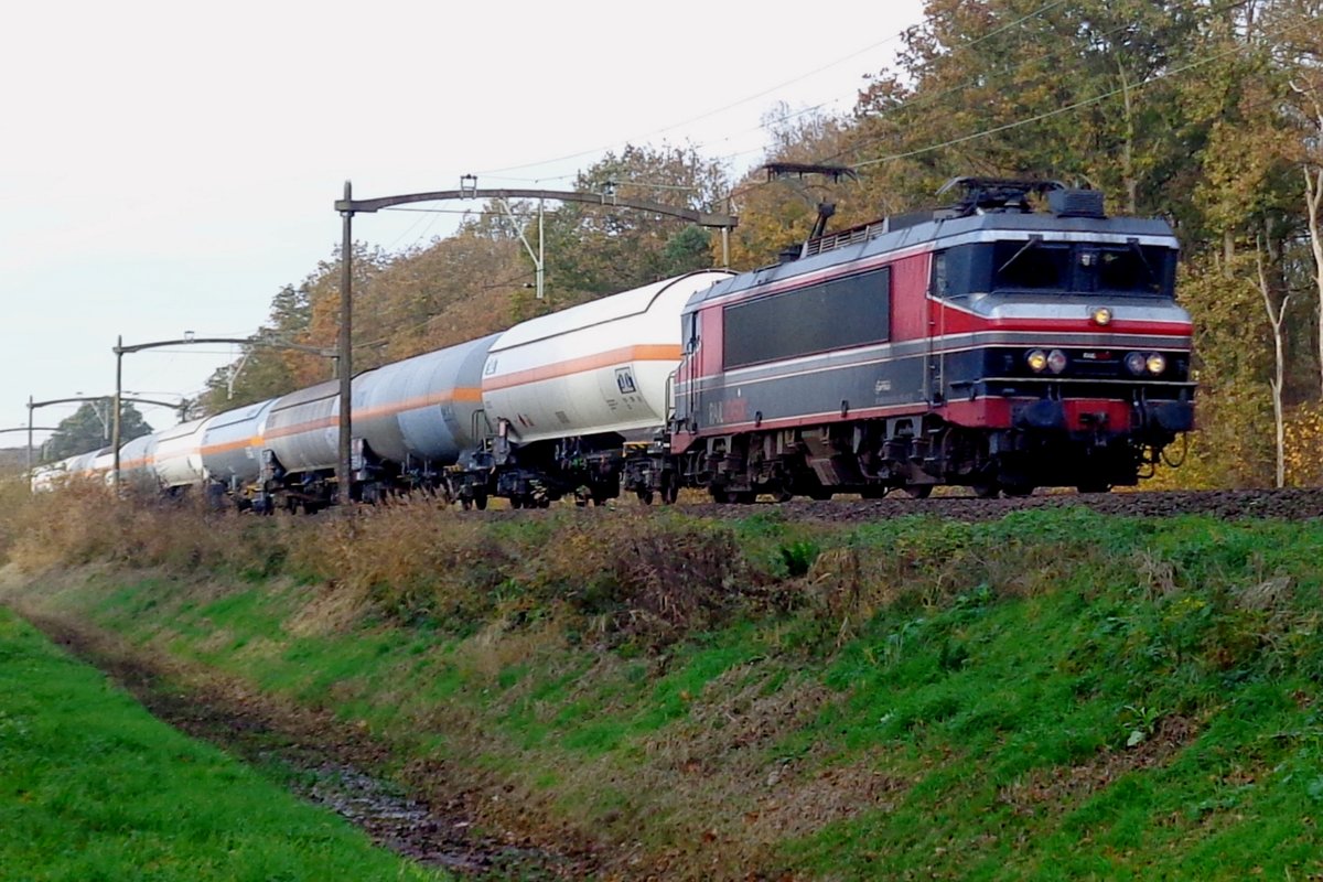 RaiLogix (ein Töchter von Captrain Benelux) 1619 zieht ein Gaskesselwagenzug durch Tilburg Oude warande am 23 November 2018.