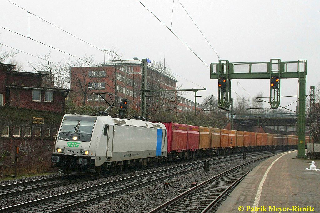 Railpool / SETG 185 681 mit InnoFreight Holz-Containerzug in Hamburg-Harburg -> Süden