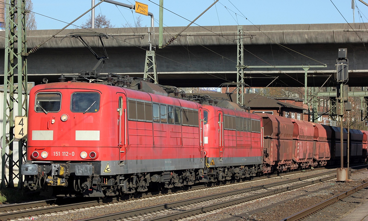 Railpool 151 112-0(REV/LD X/11.04.17) + 112 103-9(REV/LD X/20.01.17) mit Erzpendel nach Beddingen. HH-Harburg 03.04.2021 