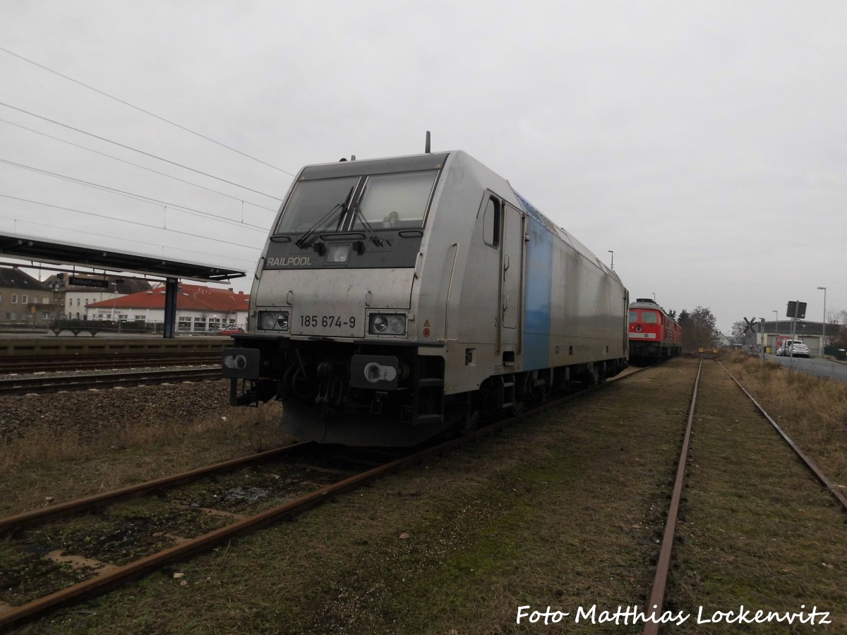 Railpool 185 674 und dahinter die Ausgeschlachteten Loks 232 229 und 232 561 in Delitzsch am 25.1.16