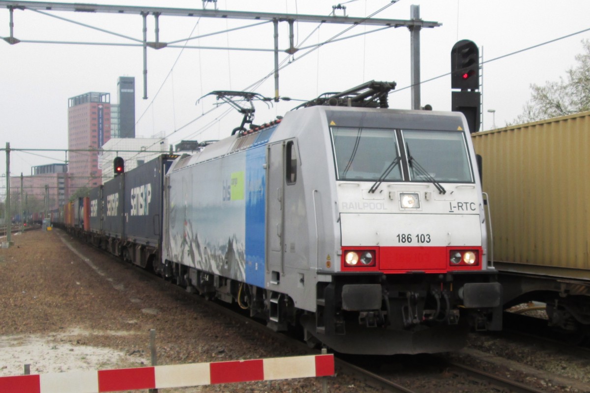 Railpool 186 103 in BLS-Dienst durchfahrt Tilburg am 4 April 2014.