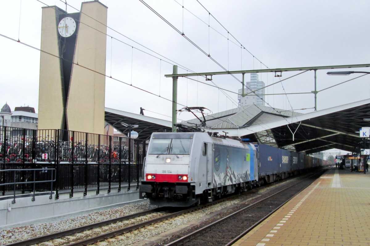 Railpool 186 104 in BLS-Dienst durchfahrt Tilburg am 4 April 2014.