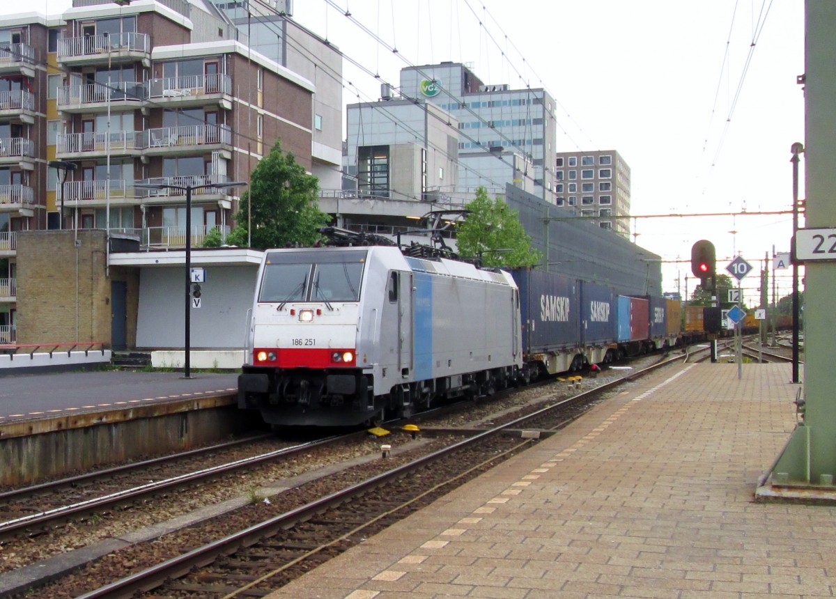 Railpool 186 251 durchfahrt Tilburg am 4 April 2014.