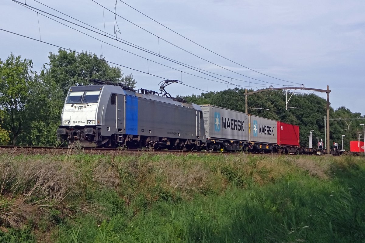 Railpool 186 299 zieht ein LNS-Containerzug bei Tilburg Oude Warande am 4 Augustus 2019. 