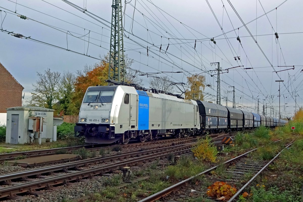 Railpool 186 459 zieht ein Kohlezug aus Emmerich gen Rotterdam aus am 19 Oktober 2019.