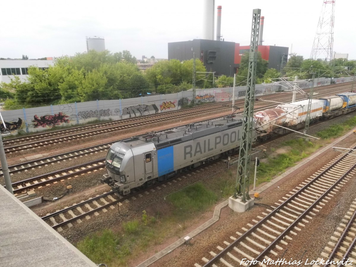 Railpool 193 XXX mit einem Gterzug kurz vor dem Hallenser Hbf am 11.6.15