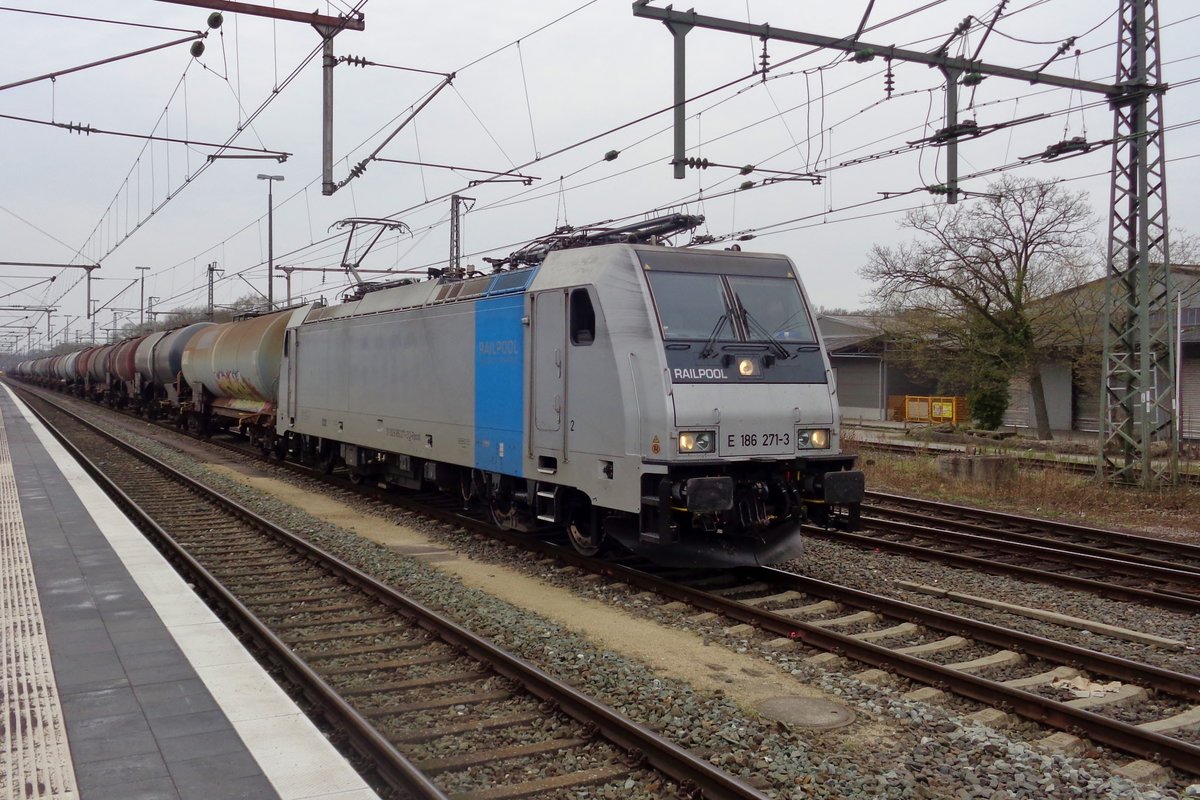 Railpool, ex-LOTOS 186 271 verlsst mit ein GUterzug aus Rotterdam am 9 April 2018 Bad Bentheim. 