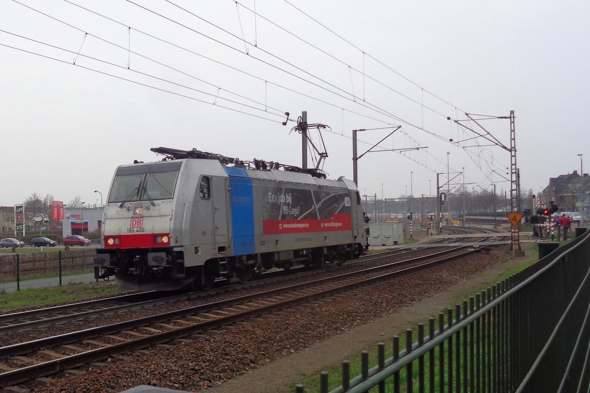 Railpool-Sldner 186 496 wirbt neue Lokfhrer fr DB Cargo beim Ausfahrt aus Venlo am 24 Mrz 2019.