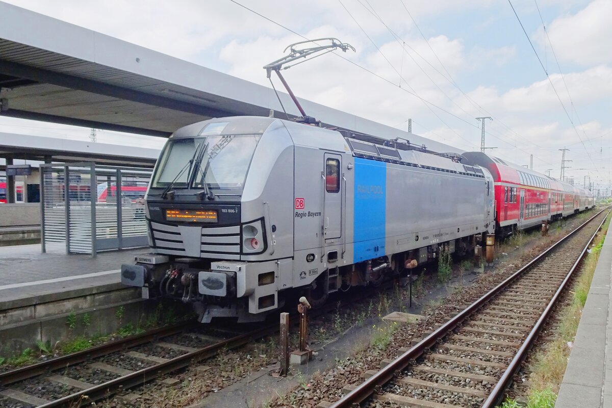 Railpool-Sldner 193 806 steht mit ein RE nach Sonnenberg am 28 Juni 2022 in Nrnberg Hbf.