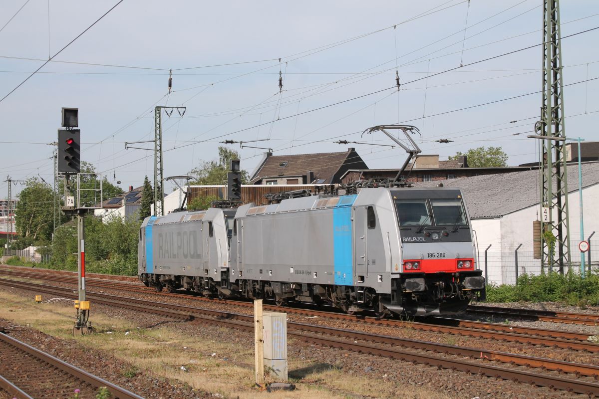 Railpool/NIAG 186 286-1 und Railpool/HSL Logistik 185 671-5 Krefeld-Uerdingen 14.06.2019