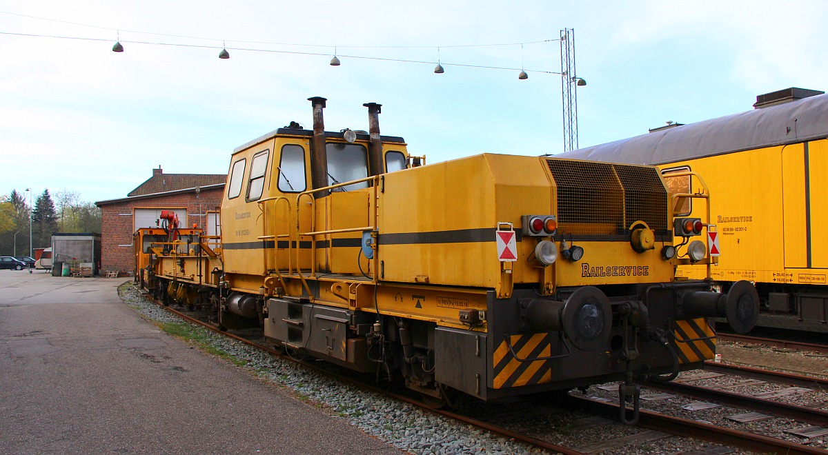 Railservice 99 86 9123 562-1 (DSM 562) mit zugehöriger Leichtstopfeinheit abgestellt in Pattburg/DK. 01.05.2022