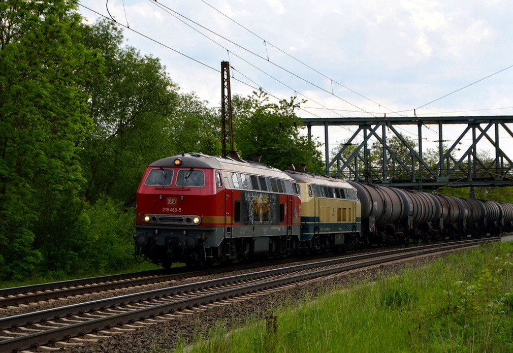 Railsystems RP 218 469-3  Betty Boom  + 218 480-2 passierte am 19.05.2017 mit einem Kesselwagenzug von Emleben nach Gro�korbetha das �berbauwerk der KBS 551 in Naumburg.