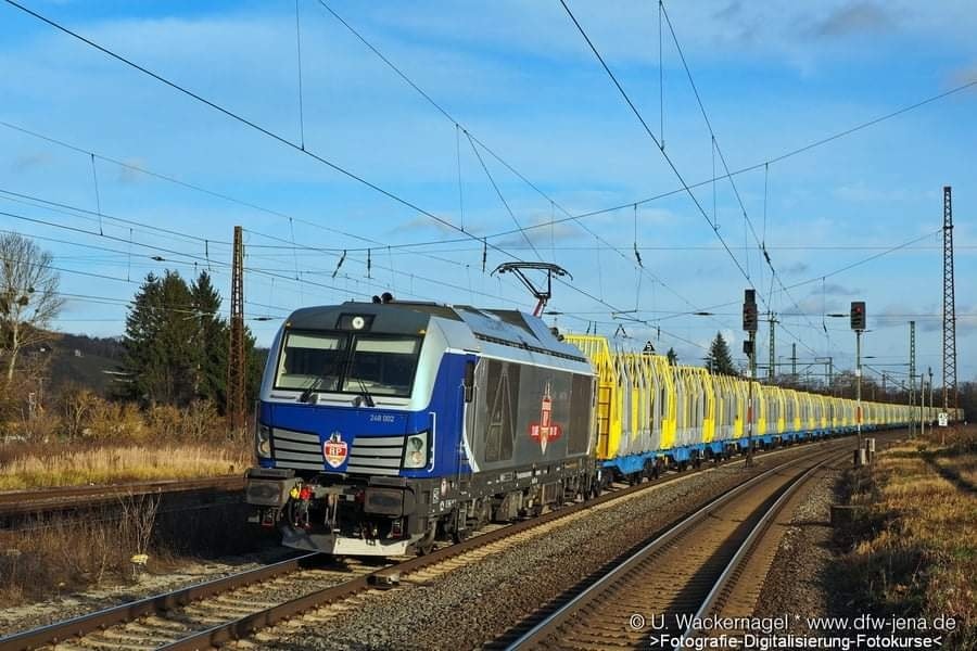 Railsystems RP 248 002 mit leeren Holztransportwagen Richtung Bad Kösen, am 05.12.2021 in Naumburg Hbf. (Foto: Ulf Wackernagel)
