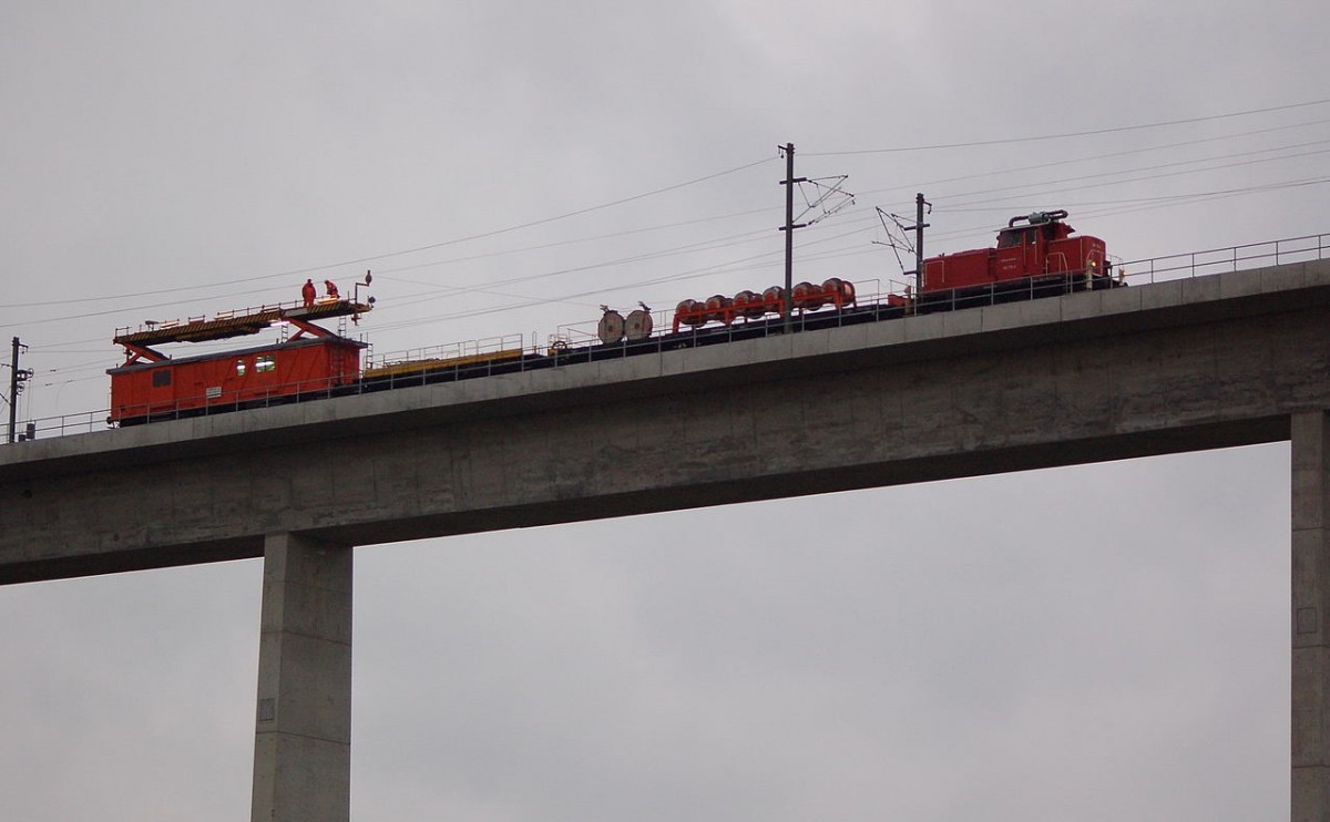 Railsystems RP 363 170-2 beim verlegen der Oberleitung auf der neuen Unstruttalbr�cke am 29.11.2013 bei Wetzendorf. (Foto: dampflok015)