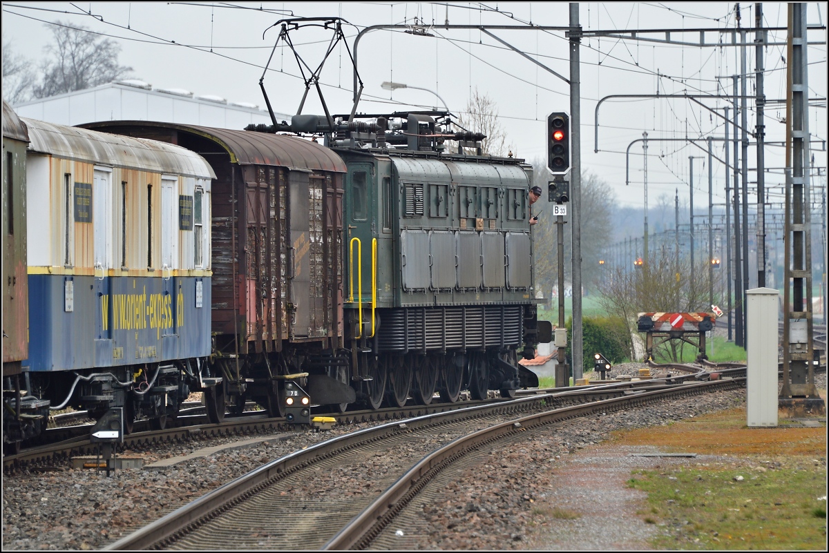 Rangierarbeiten in Sulgen am Swisstrainzug mit Ae 4/7 10950. April 2014.