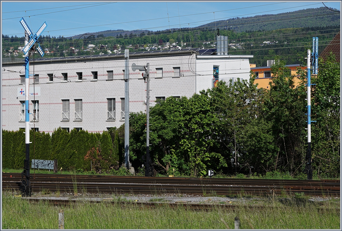 Rangieren gestattet (rechts), Rangieren verboten (links).
Rangierbahnhof Biel, den 16.05.2017   