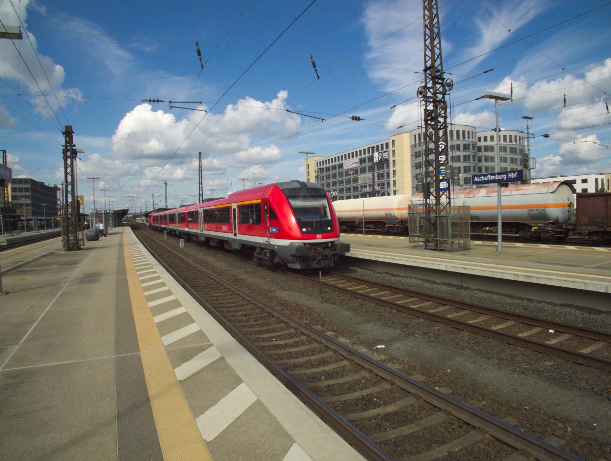 Raritäten im Wagenbereich bei der DB sind die modus-Wagen, die Ende des letzten Jahrtausends von der PFA in Weiden als Modernisierungsvarianten für Silberlinge entwickelt wurden, sich aber letztlich nicht durchsetzten. Seit Jahren sind die Wagen fast ausschließlich zwischen Frankfurt und Nürnberg unterwegs, unter anderem auch als Kurzpendel Aschaffenburg <-> Heigenbrücken, der hier in Aschaffenburg zu sehen ist und am 20.08.2014 mit 111 170 bespannt war.