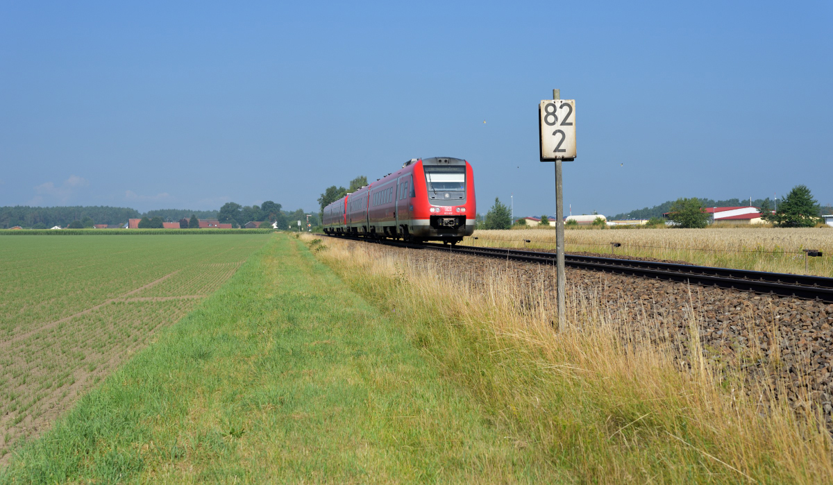 Rasend schnell passierte 612 632-0 am Vormittag des 21.07.17 den Kilometer 82.0 hinter Freihöls in Richtung Irrenlohe. Sein Ziel war Regensburg Hbf. Sogar drei Greifvögel wurden aufgescheucht.