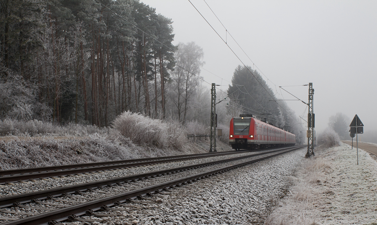 Raureif und Nebel bestimmten am Morgen des 31.12.16 das Bild in Poing, währenddessen 423 364-9 als S2 in Richtung Erding unterwegs war.