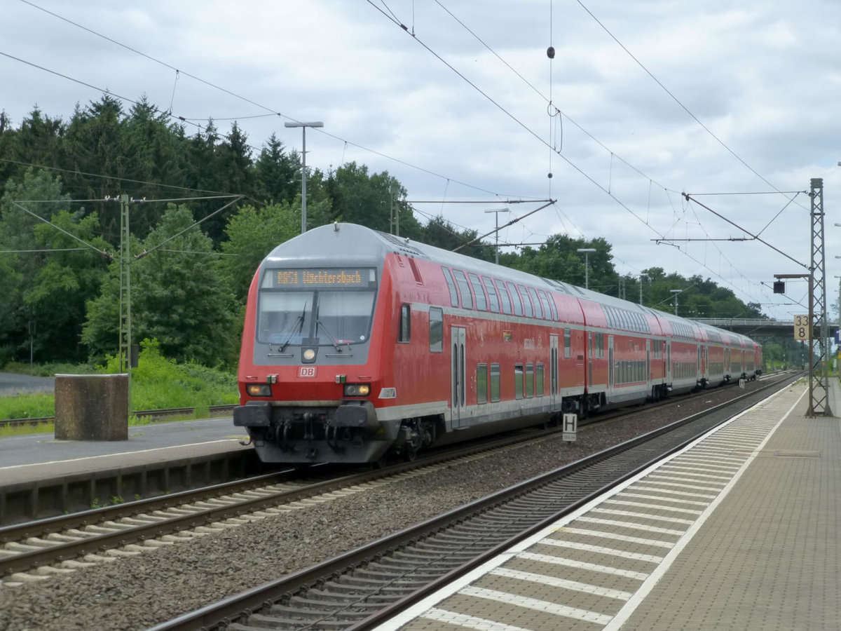 RB51 (Frankfurt/M -> Wächtersbach) mit immerhin sechs Doppelstockwagen bei der Einfahrt im Bahnhof Langenselbold, 18.6.18.