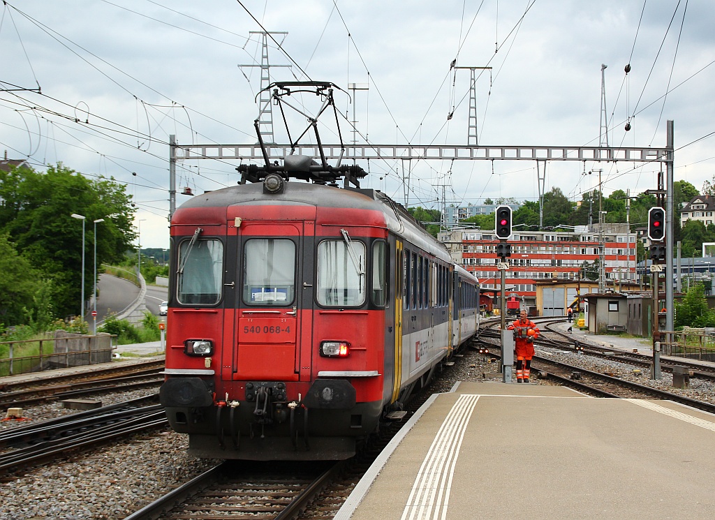 RBe 540 068-4 schob kräftig nach als der Zug in der Abstellung in Schaffhausen verschwand. 01.06.12