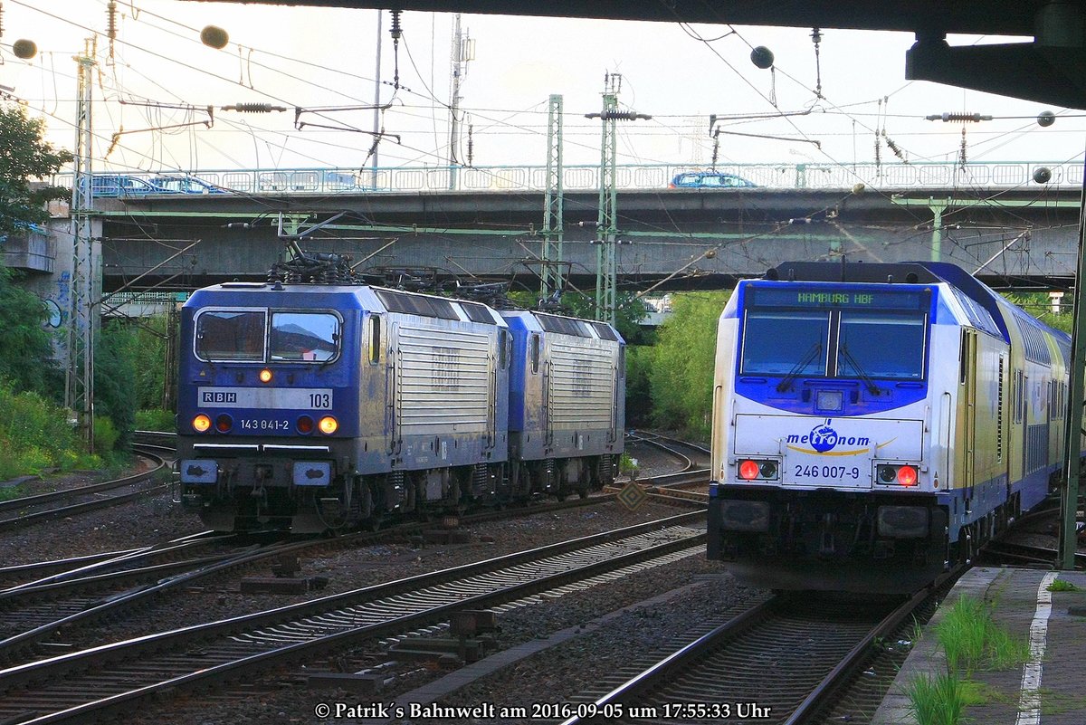 RBH 103 + RBH 105 Lz am 05.09.2016 in Hamburg-Harburg
Zeitgleich schiebt 246 007 einen RE5 Richtung Hamburg Hbf