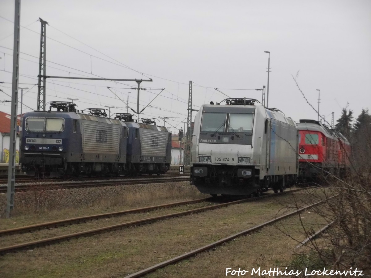 RBH 143 307 und 143 068, Railpool 185 674 und dahinter die Ausgeschlachteten Loks 232 229 und 232 561 in Delitzsch am 25.1.16