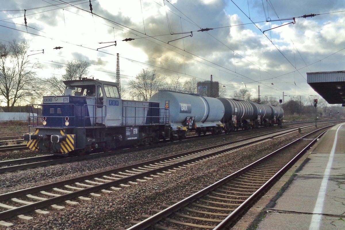 RBH 678 passiert Oberhausen Osterfeld Süd am 28 Dezember 2017 mit ganze vier GATX-Kesselwagen. 