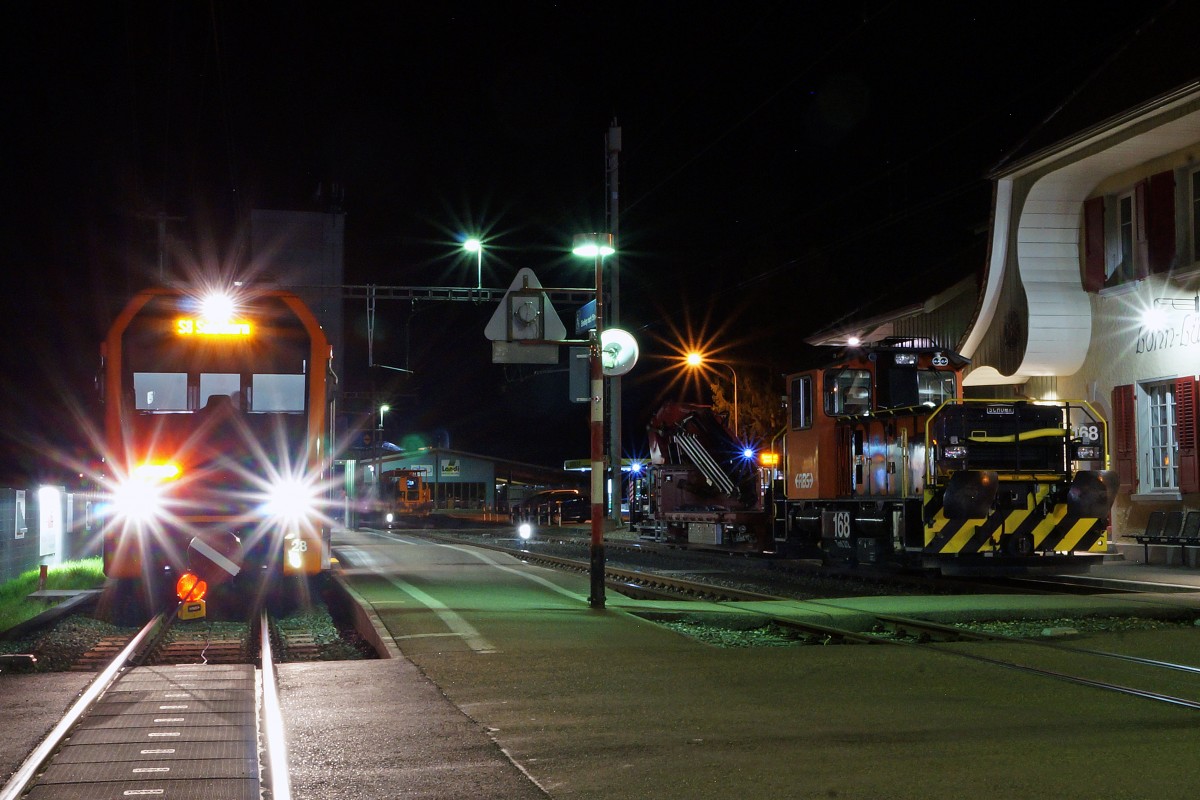 RBS: Streckensperrung auf dem Streckenabschnitt Solothurn HB-Lohn Lterkofen infolge Gleisbauarbeiten whrend den Wochen 15 und 16 2015. Ab 21.00 Uhr bis Betriebsschluss wurde die Bahn durch Busse ersetzt. Bei solchen Arbeiten, die leider oft whrend der Nacht stattfinden, gelangen oft einzelne interessante Fahrzeuge zum Einsatz, die am dem Tag meist unbeachtet auf Abstellgeleisen rumstehen. Der RABe 4/12 28  NEXT  (RE der S8) sowie ein Bauzug mit dem Tmf 2/2 168  MORITZ  warteten am 13. April 2015 gemeinsam auf dem Bahnhof Lohn Lterkofen auf ihre nchsten Einstze.
Foto: Walter Ruetsch  