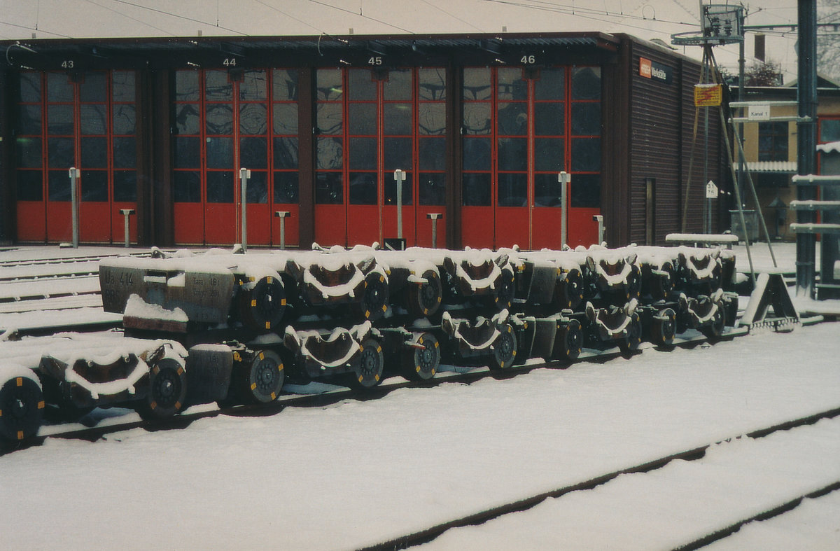 RBS/SZB: Ausrangierte, verzuckerte Rollböcke warteten nach der Einstellung des Güterverkehrs in Solothurn vor der Werkstätte ihr weiteres Schicksal ab (6.12.1995).
Foto: Walter Ruetsch  