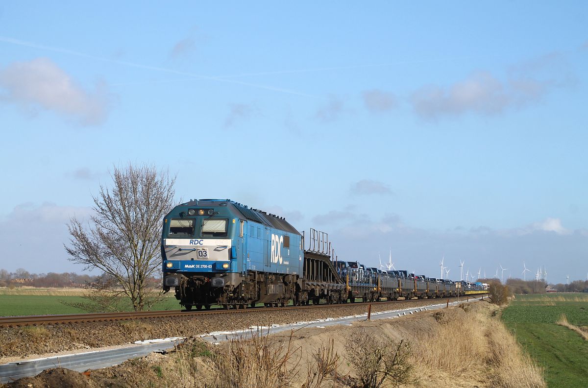 RDC DE 2700-03, die ehemalige NOB  Kinderlok  vor Autozug am Bü Triangel 1.4.2026