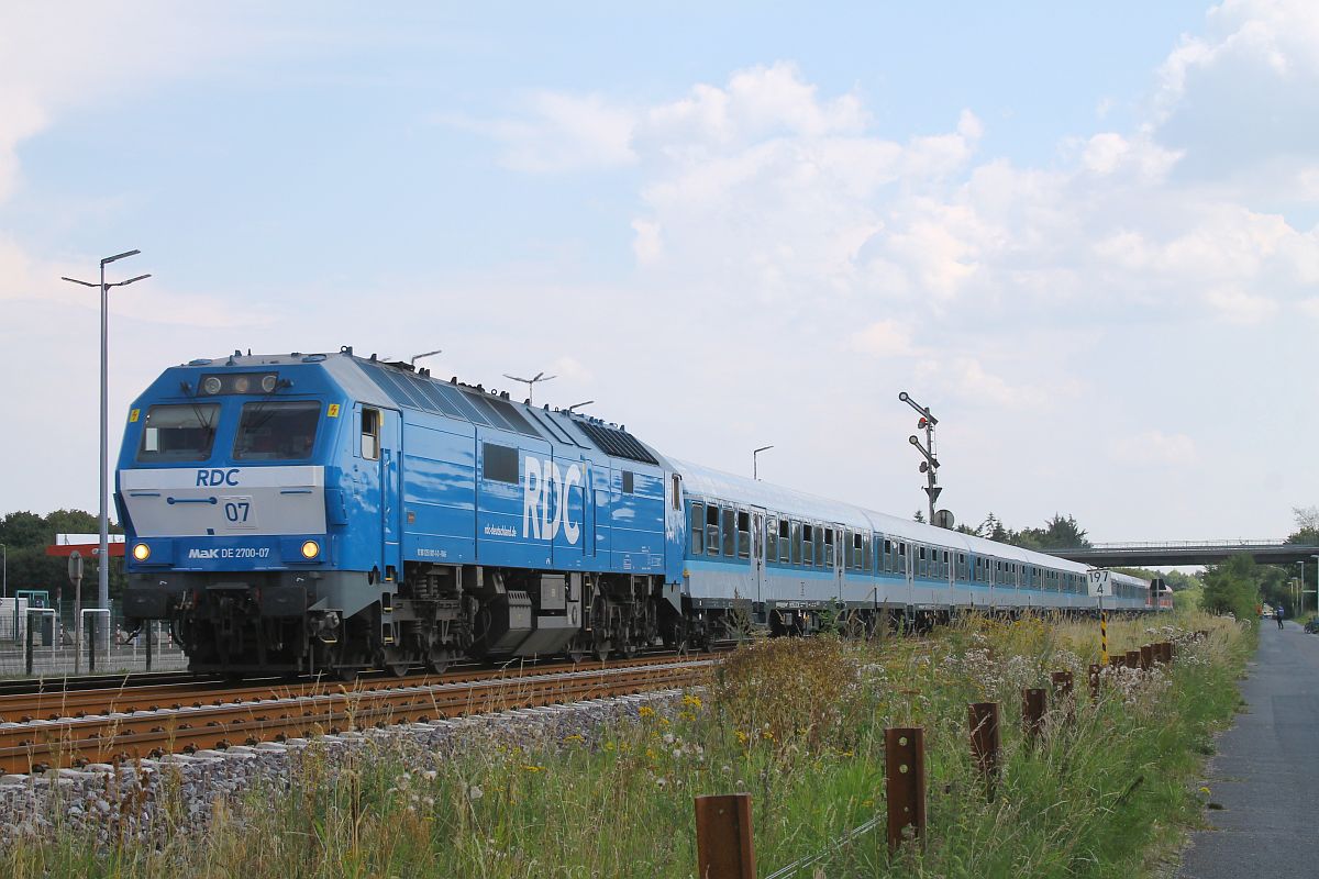 RDC DE 2700-07 vor Schülersonderzug Dortmund - Westerland (Sylt), bestehend aus 10 blauen und roten GfF n-Wagen am Einfahrtsignal von Niebüll 15.08.2022