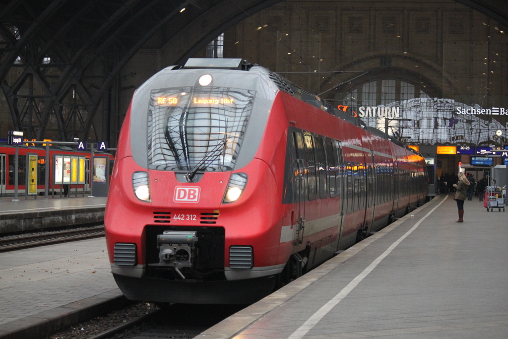 RE 17067 von Leipzig Hbf nach Dresden Hbf kurz vor der Ausfahrt im Leipziger Hbf.23.11.2013