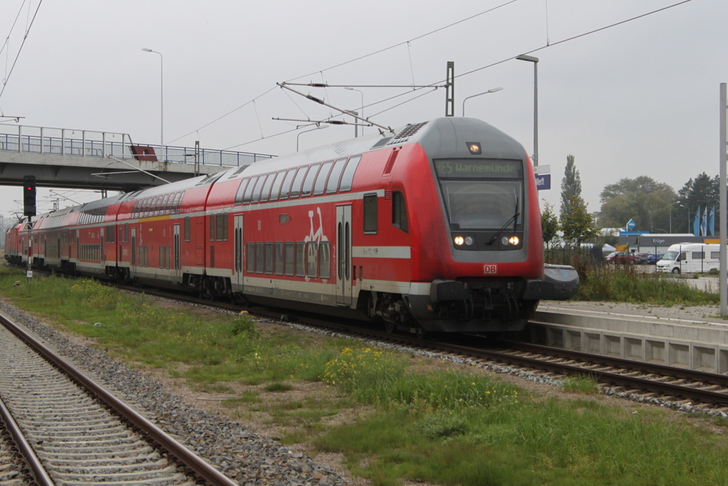 RE 18490 von Berlin Hbf(tief)nach Warnemünde bei der Durchfahrt in Warnemünde Werft.24.09.2017