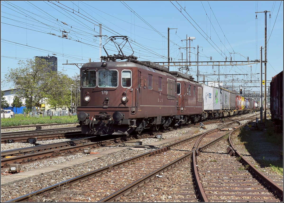 Re 425 179 und Re 425 182 in Pratteln, April 2018.