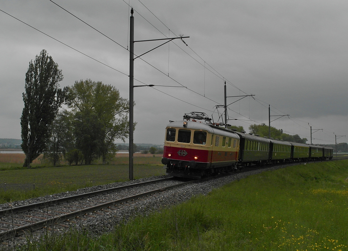 Re 4/4 I 10034 mit einem Sonderzug auf der Rückfahrt von Arbon nach Zürich am 03.05.2014 bei Triboltingen.