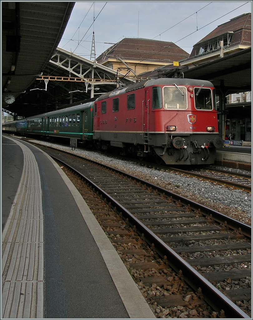 Re 4/4 II 11204 mit einem Extrazug nach Payerne zur Air 14 in Lausanne. 
7. Sept. 2014