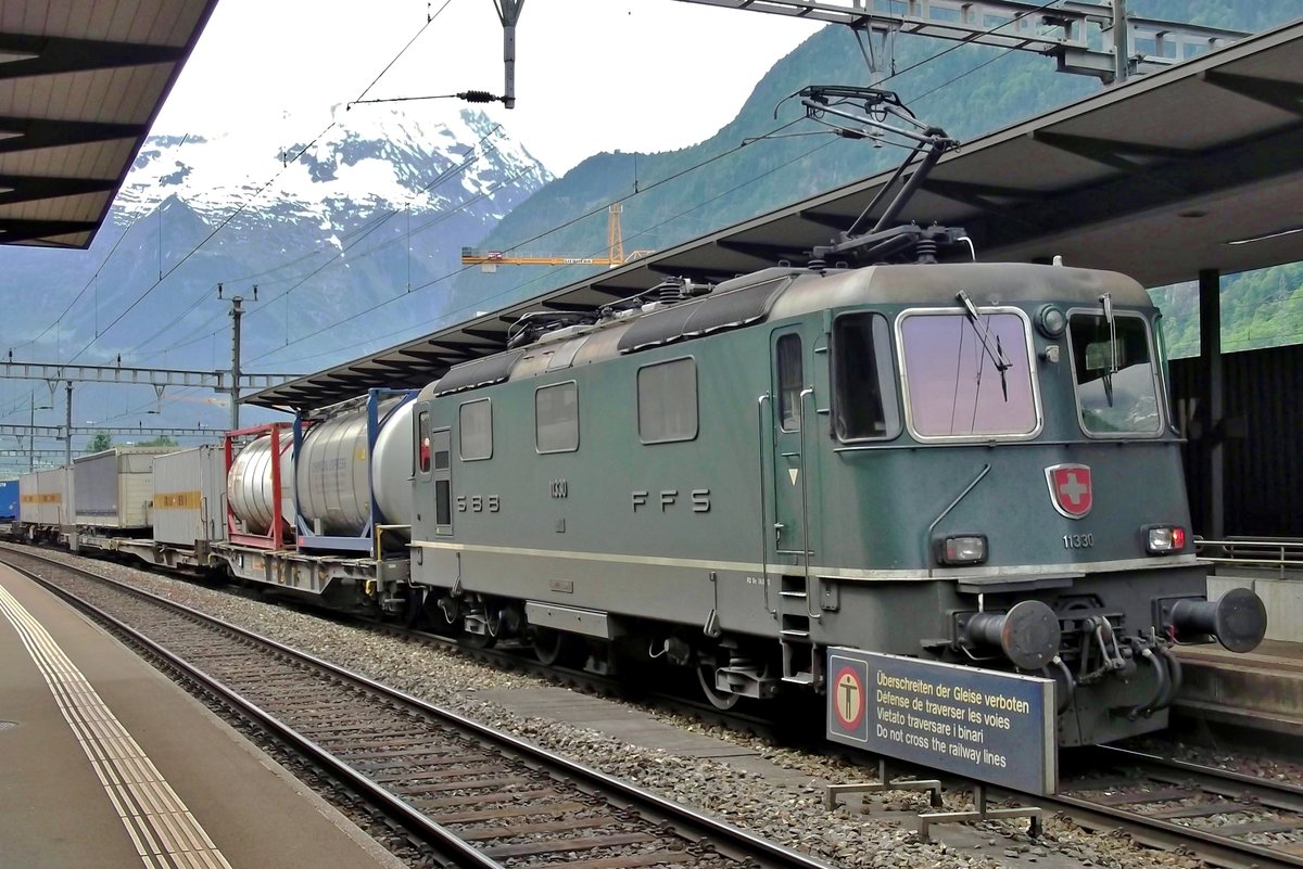 Re 4/4-II 11330 in Schiebedienst in Erstfeld am 4 Juni 2014.