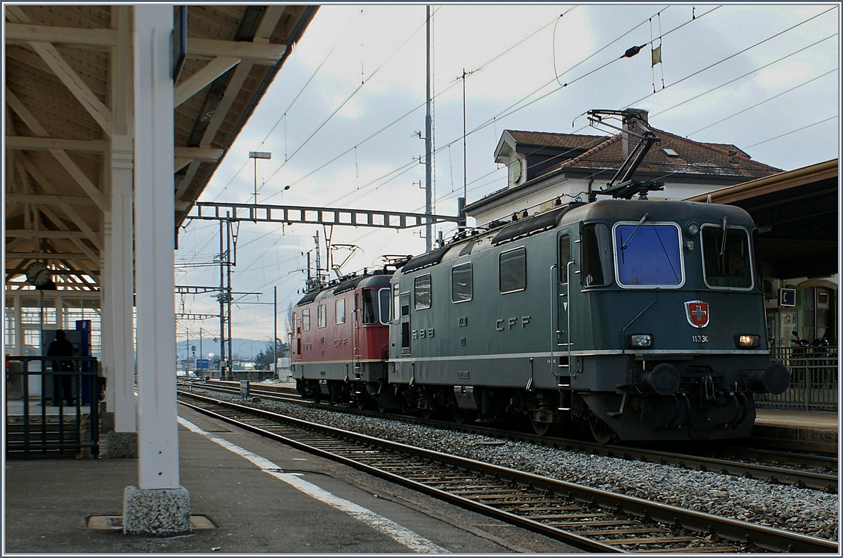 Re 4/4 II in Grün und Rot in Chavornay.
1. Feb. 2010