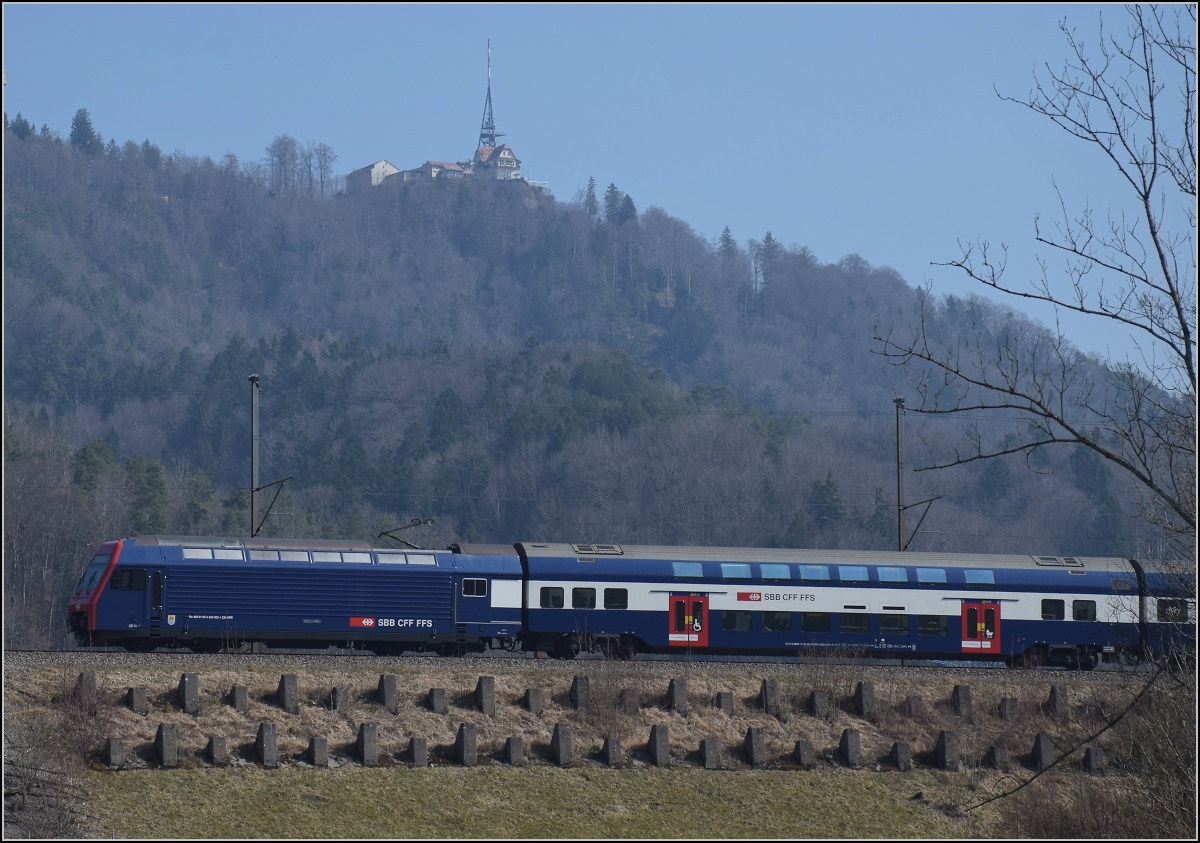 Re 450 002 mit S14 hinter dem Uetliberg auf dem Weg nach Affoltern. Landikon März 2022. Der Saharastaub in der Luft ist deutlich zu erkennen.