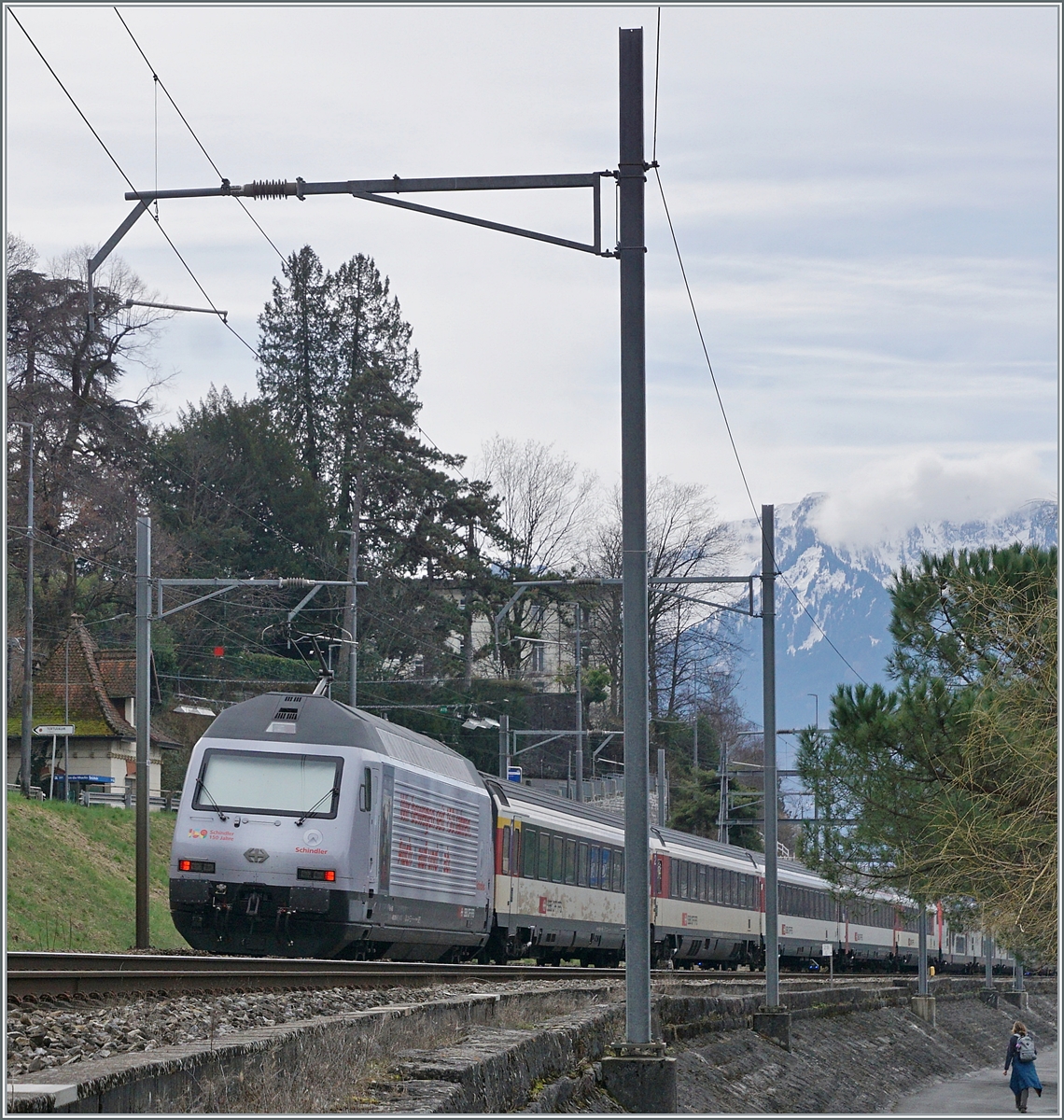 Re 460 061  150 Jahre Schindler  ist bei Villeneuve mit einem IR90 in Richtung Brig unterwegs. 

27. Feb. 2024