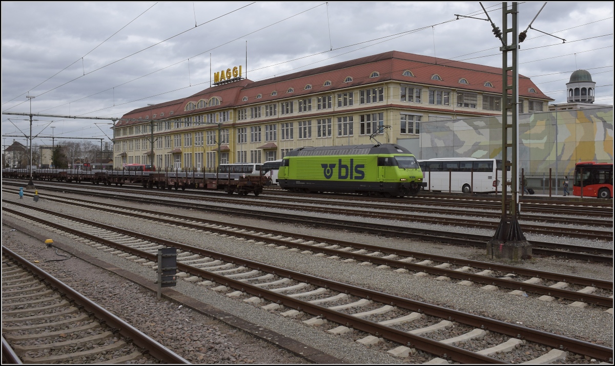 Re 465 015 der BLS im neuen Farbkleid zu Besuch in Deutschland. Singen, März 2021.