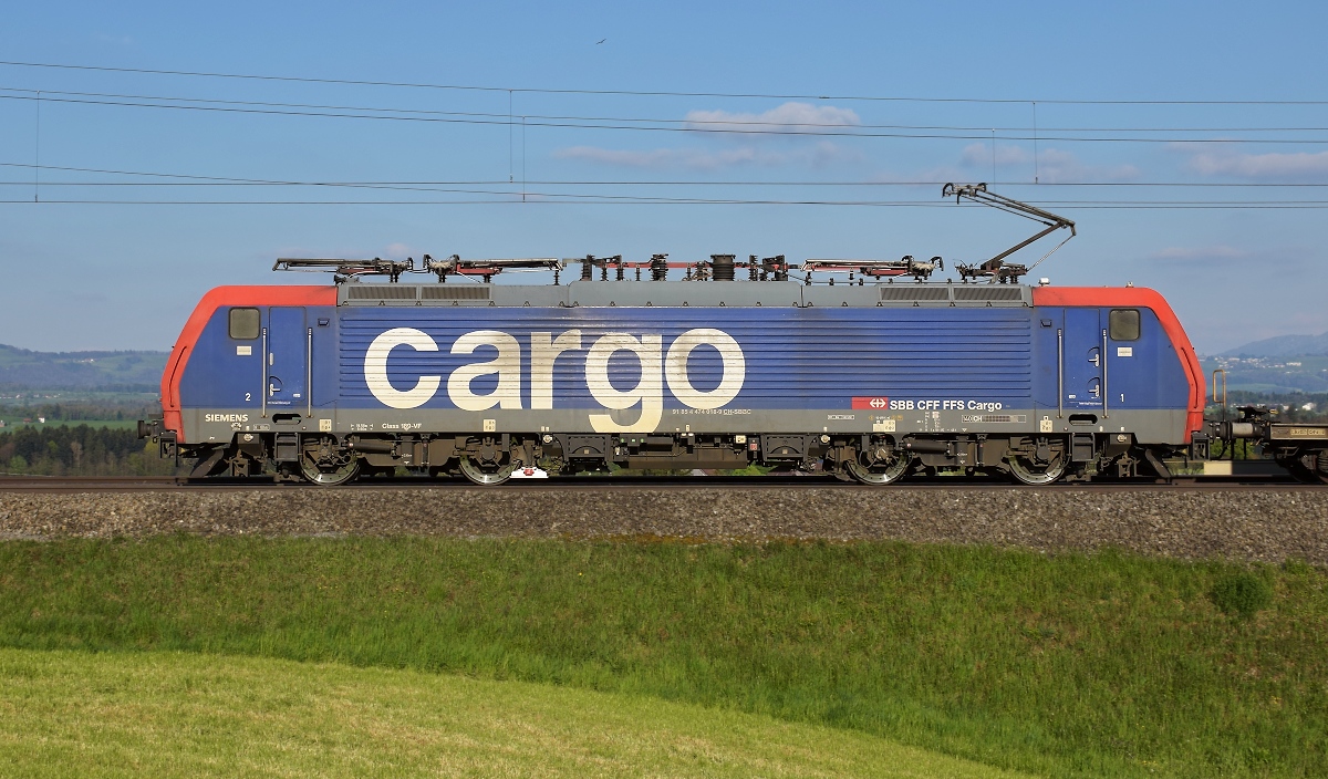Re 474 018 der SBB Cargo im Freiamt bei Sins. April 2017.