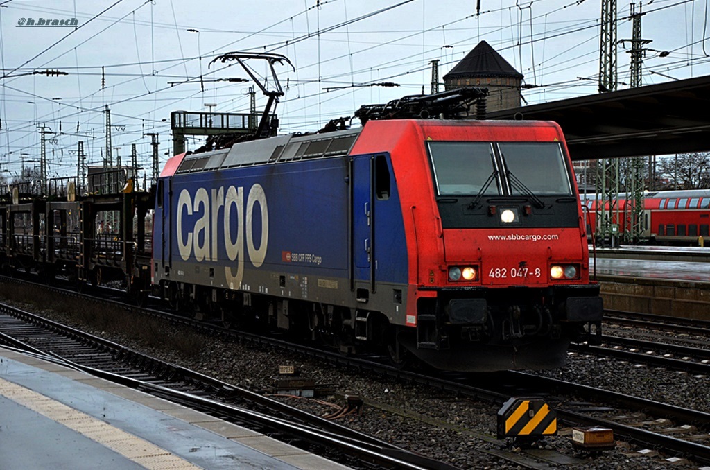 RE 482 047-8 zog einen leeren autozug durch bremen,30.12.14