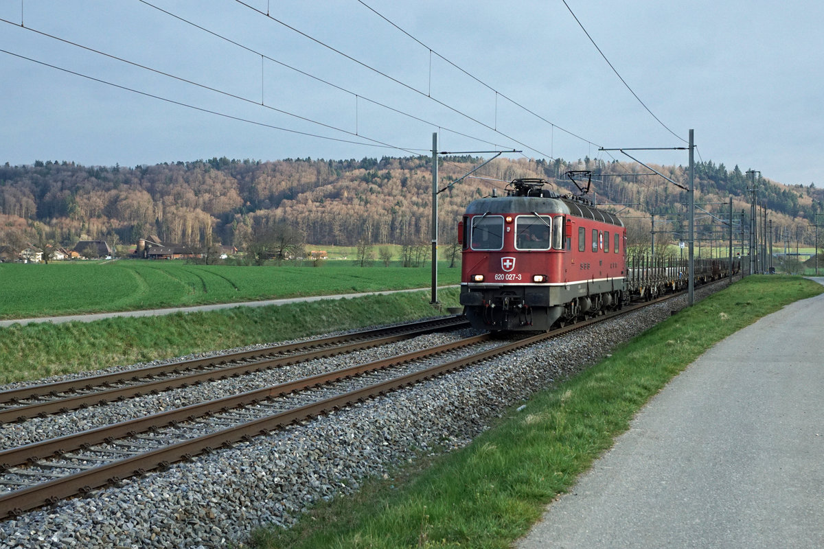 Re 620 027-3  LUTERBACH-ATTISHOLZ . Am 30. März 2020 fuhr sie mir auf der Fahrt von Sumiswald nach Langenthal bei Bettenhausen im letzten Abendlicht ins Bild.
Foto: Walter Ruetsch