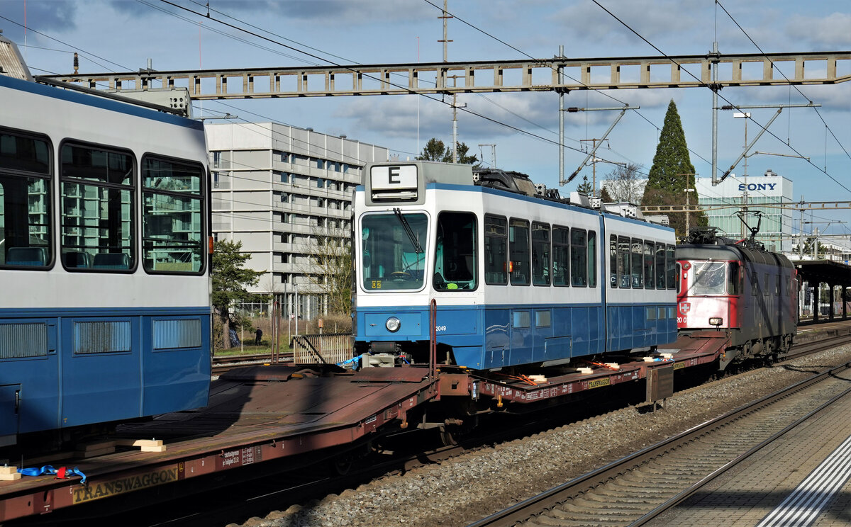 Re 620 072-9  Balerna , Tram 2000 (VBZ)
VON ZÜRICH NACH WINNYZJA.
Ab dem Jahr 2022 erhält die Stadt Winnyzja in der Ukraine in einem ersten Schritt 35 Tram 2000 der Verkehrsbetrieb Zürich (VBZ). Um dies zu ermöglichen, haben die Schweiz und die Stadt Winnyzja am 23. Dezember 2020 ein Abkommen für die zweite Phase des seit dem Jahr 2006 laufenden Strassenbahnprojekts unterzeichnet.
Mit dem von der Re 620 072-9 „Balerna“ geführten planmässigen  Güterzug 60281 RBL – BU gingen am 20. März 2023 acht ehemalige VBZ Tram 2000 auf ihre grosse Reise. Verewigt wurden sie anlässlich der Bahnhofsdurchfahrt Schlieren.
Foto: Walter Ruetsch
