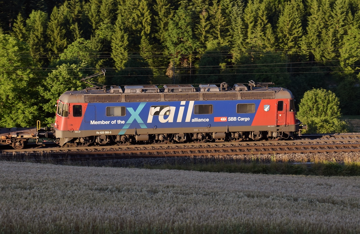 Re 620 088  Linthal  macht Werbung für die Crossrail-Alliance, ob man da vom Flugverkehr abgeschaut hat? Diese Lok hat auch 10 Jahre nach der Verplichtung NVR-Nummern anzuschreiben immer noch die 6-stellige Nummer. Hornussen, Juli 2017.
